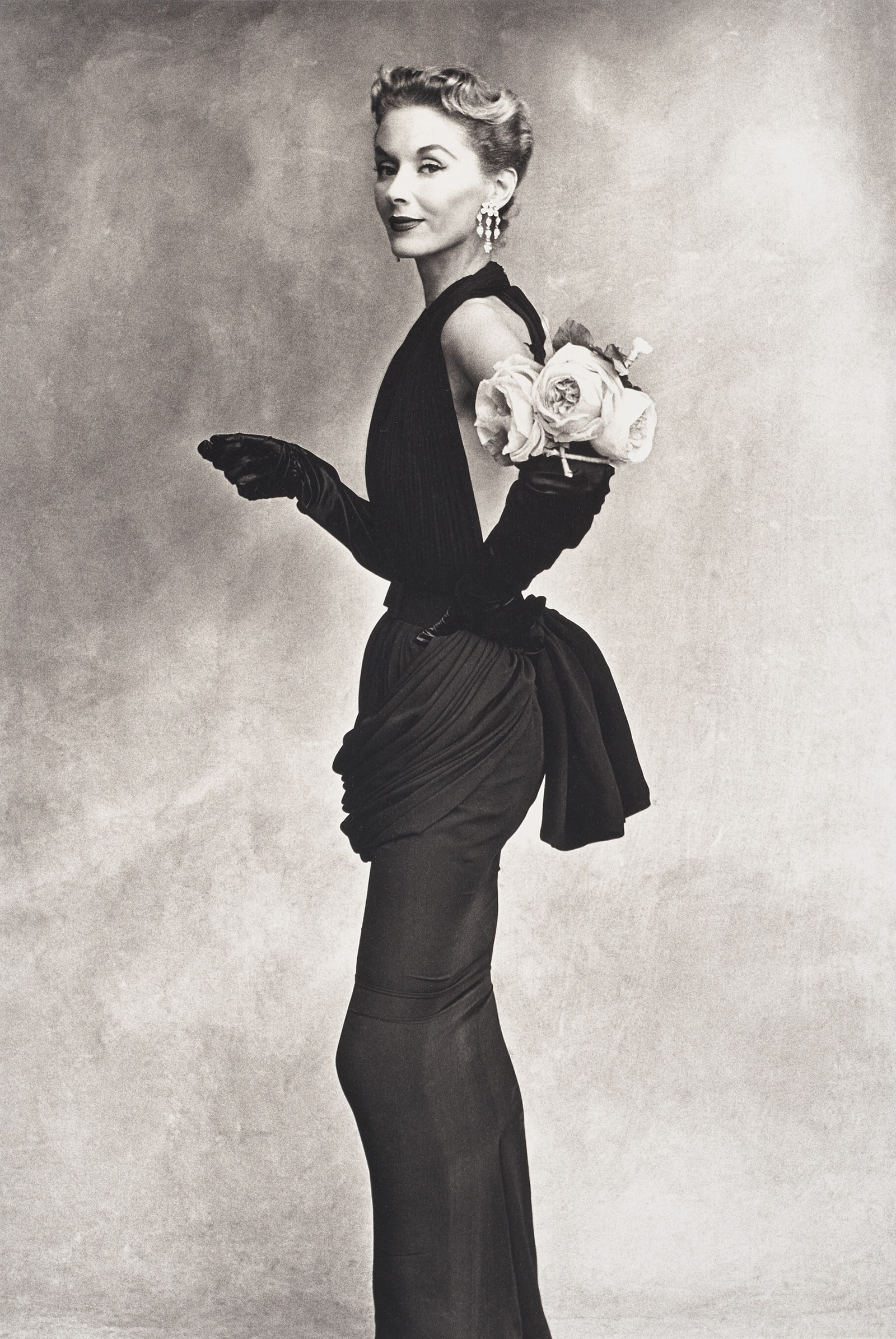 Irving Penn), Woman with Roses.