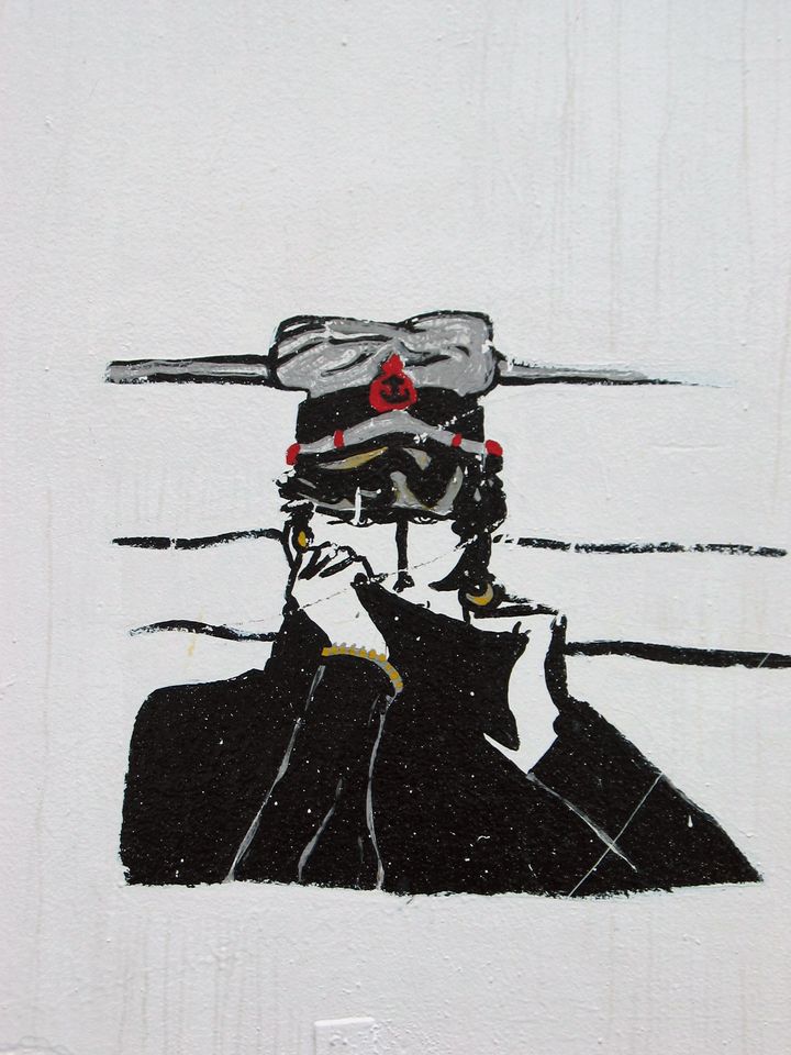 Portrait de Corto Maltese sur la cheminée.