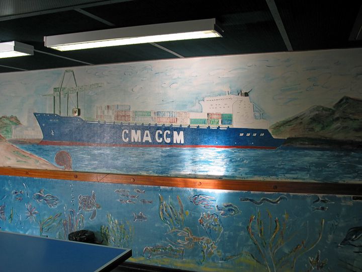 Fresque-murale. Le CMA-CGM “Fort-Desaix” aux Antilles.